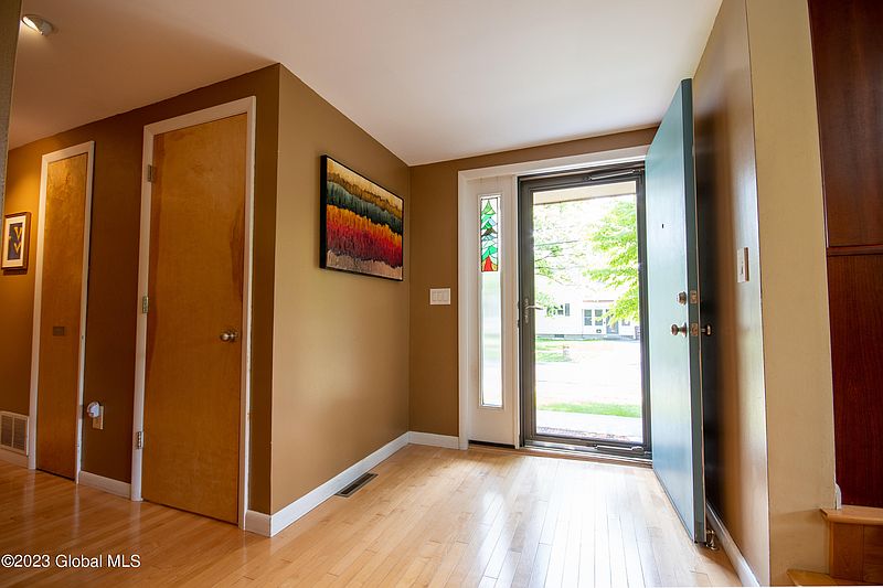 5th image of 262 Kenwood Avenue