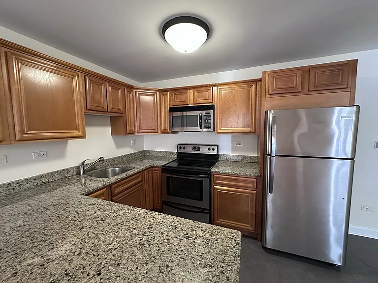 1004 Des Plaines Ave — Photo 10