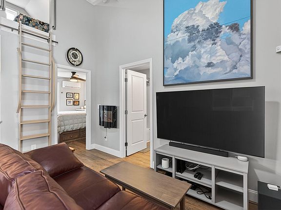 4th image of 994 Portland Road #6
