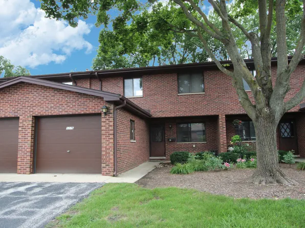 1175 Hunters Ln, Lake Zurich, IL 60047