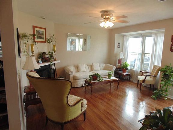 2nd image of 15686 Elizabeth Dr