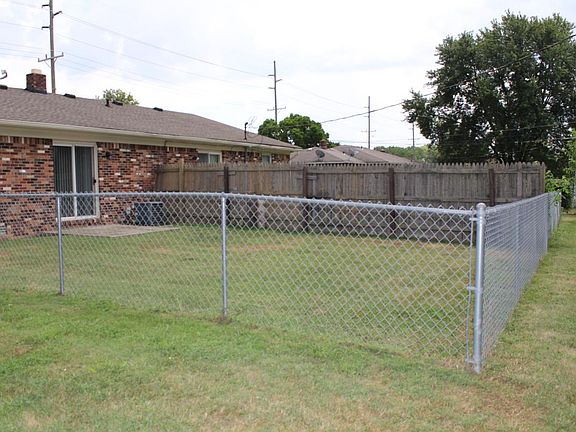 Fenced back yard with privacy between units