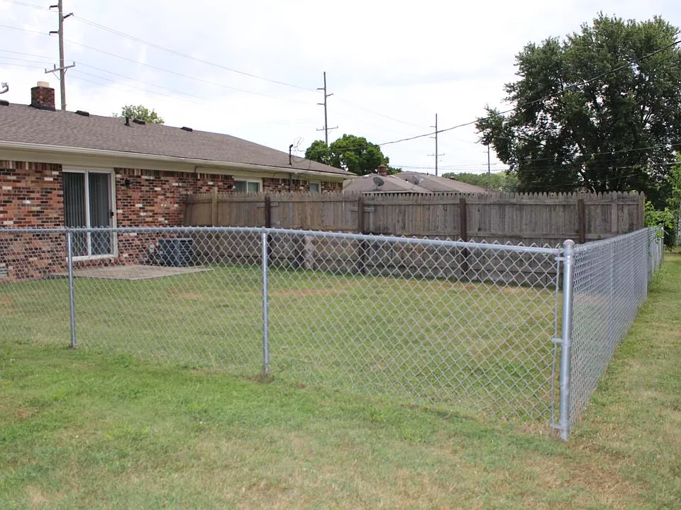 Fenced back yard with privacy between units