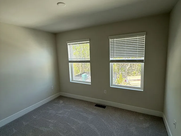 2104 Winterberry Ln — Photo 13