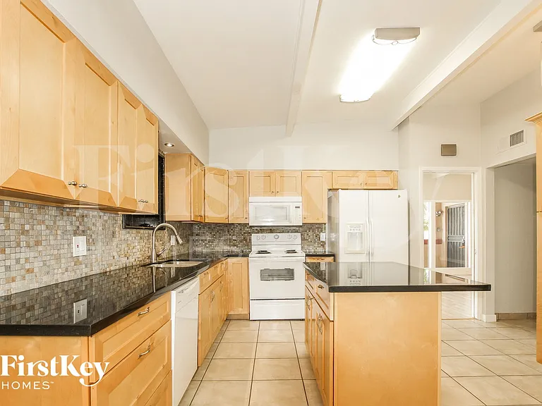2028 W Schell Dr — Photo 5
