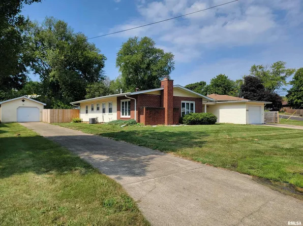 1319 Hilltop Dr, Pekin, IL 61554