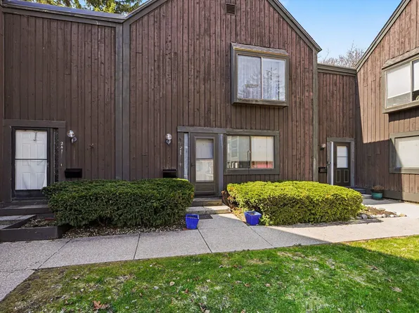 243 Ballantrae Ct, Kalamazoo, MI 49006