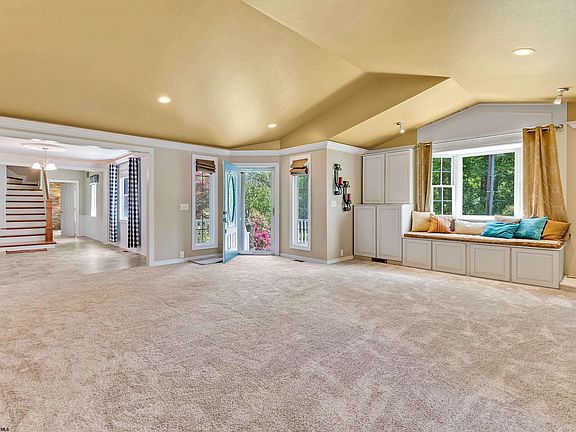 4th image of 1057 Circle Dr