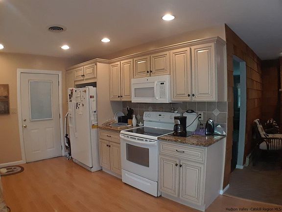 5th image of 168 Main St