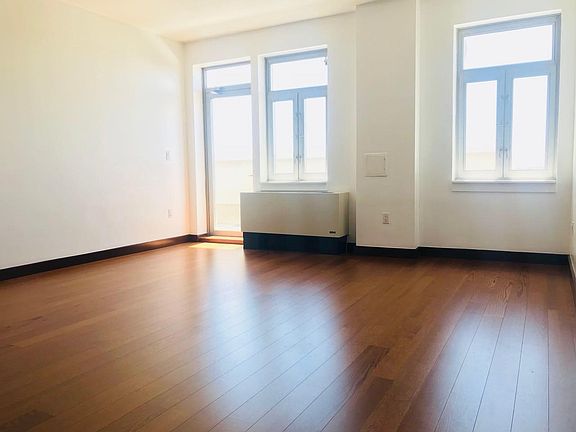 3rd image of 4022 College Point Blvd Ph 1n