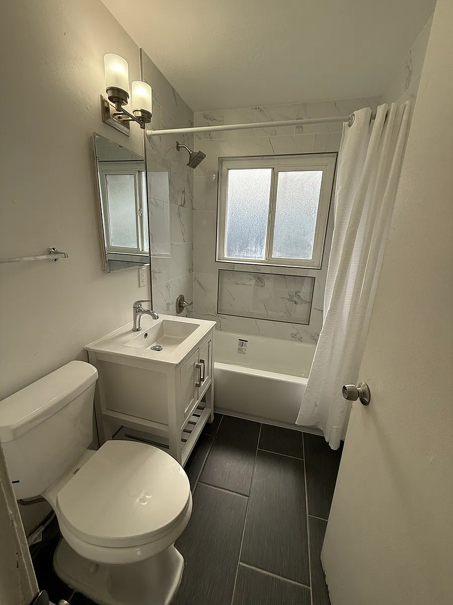 Bathroom - 650 S 8th St #16