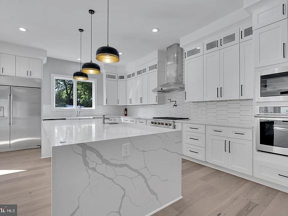 2nd image of 2038 Arch Dr