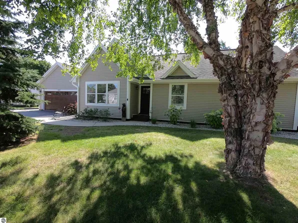 5353 Arlington Ln, Traverse City, MI 49685