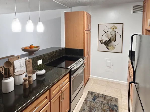 411 Kaiolu St APT 203, Honolulu, HI 96815