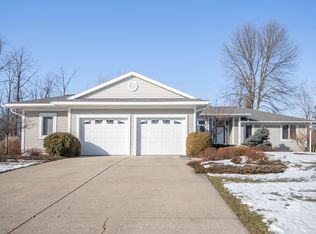 617 Grand Woods Ct NE, Grand Rapids, MI 49525