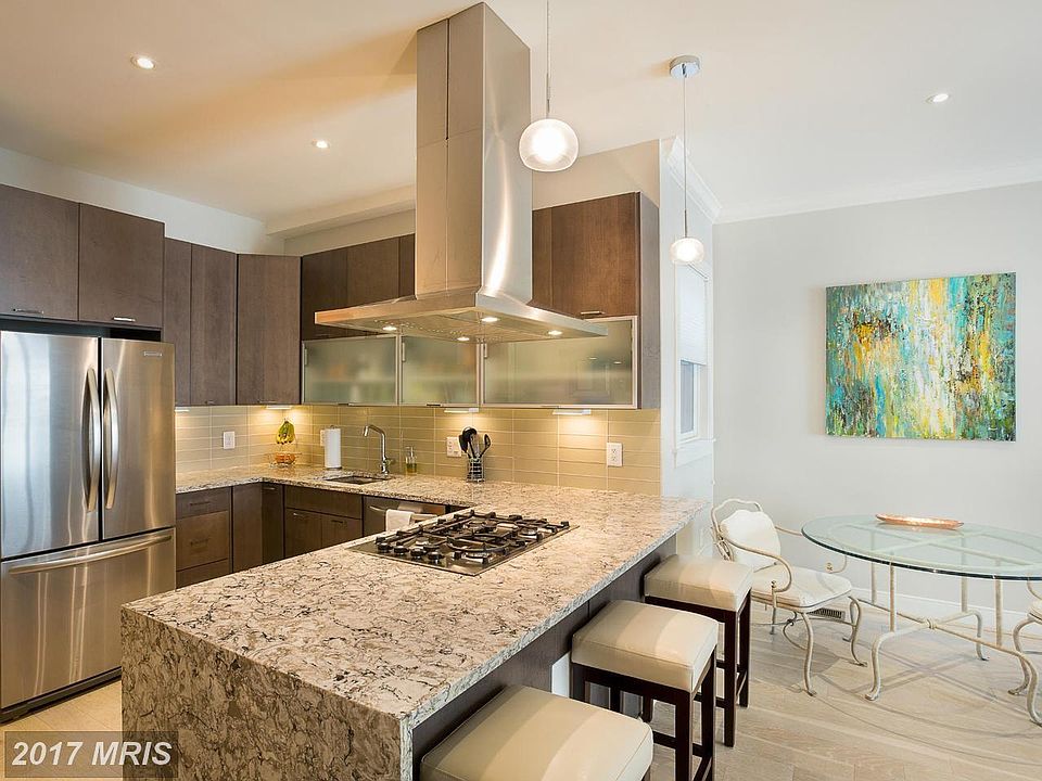 Kitchen and breakfast bar