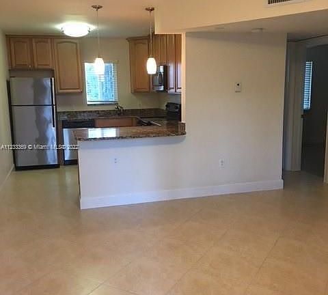 4th image of 410 SW 15th St APT 202