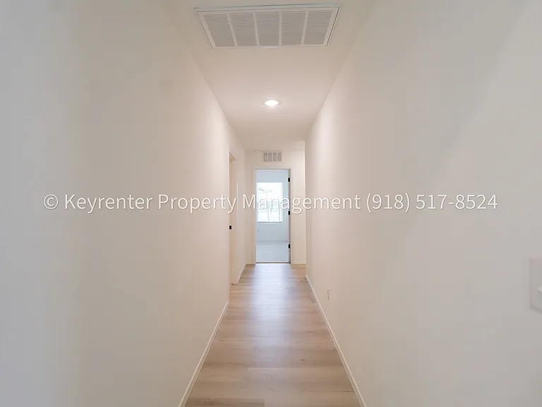 2908 S Redwood Ave — Photo 16