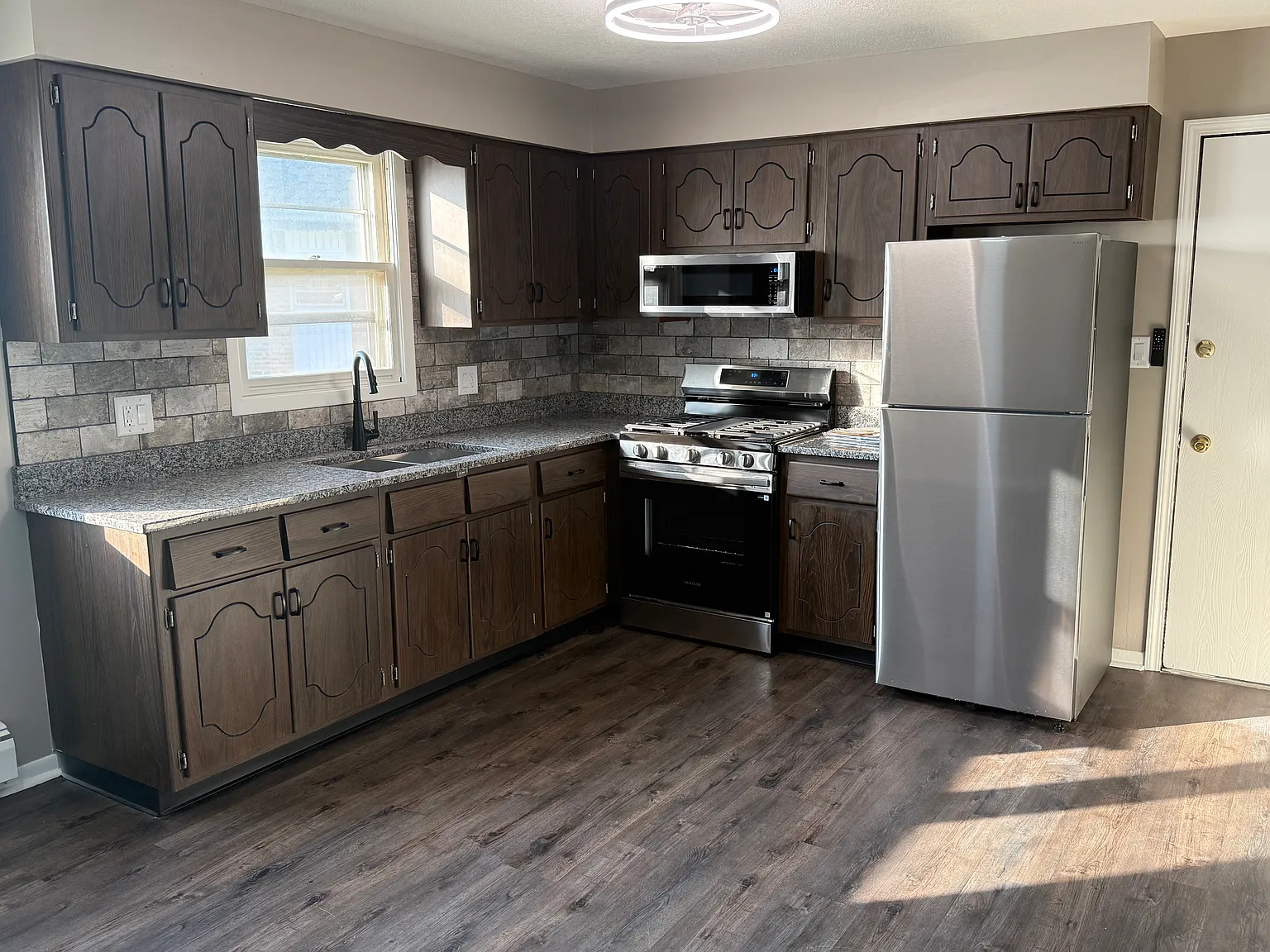 2 bed, 950 sqft, $1,250 — Photo 1