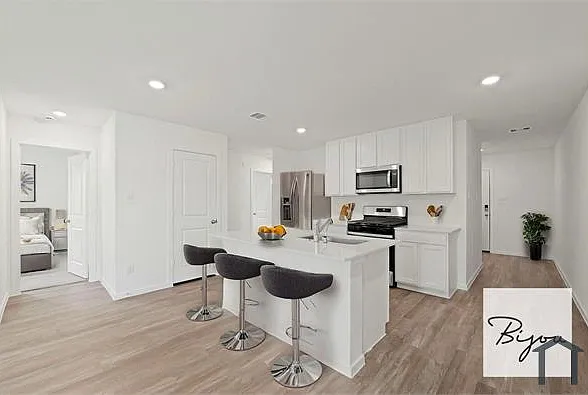4 bed, 1627 sqft, $2,300 — Photo 2