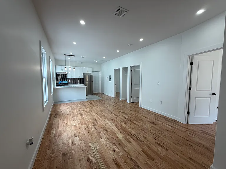 181 Woodside Ave #3F — Photo 2