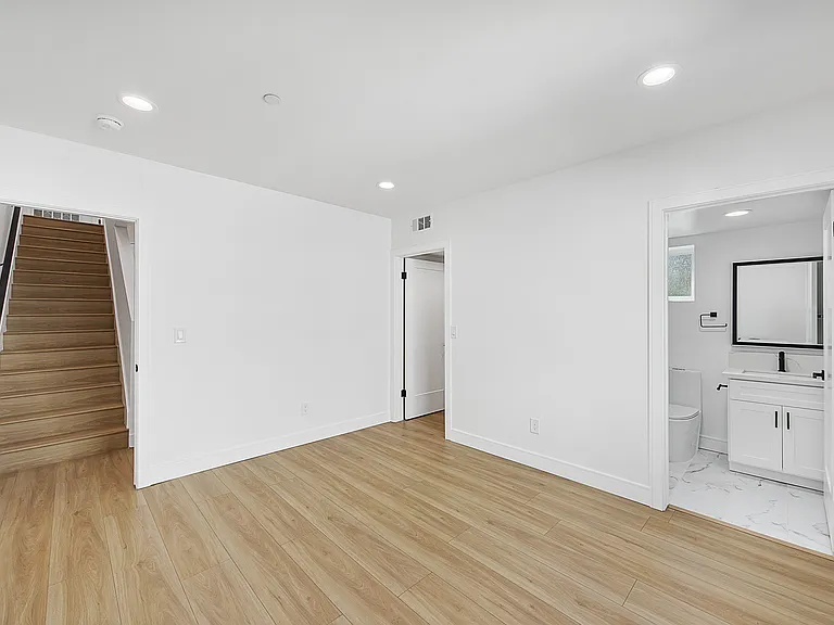 14422 Tiara St — Photo 14