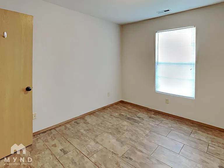 1130 S Clifton Ave — Photo 9