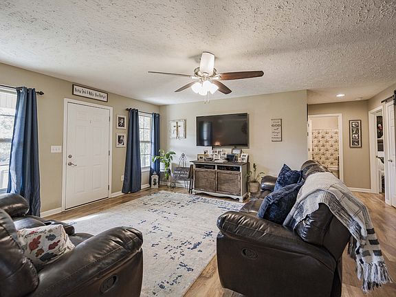 3rd image of 398 Parker Dr