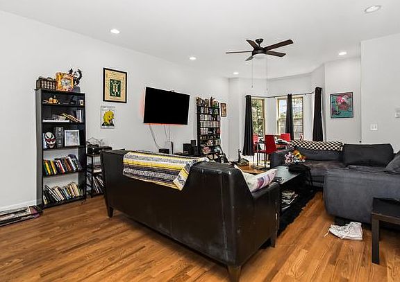 3rd image of 2710 N Artesian Ave APT 1E