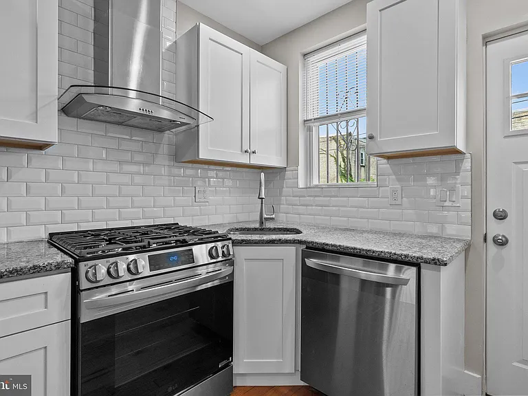 2142 N Percy St — Photo 9