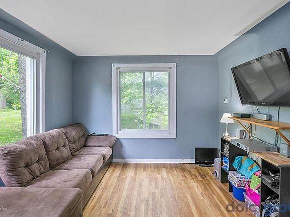 4th image of 2423 Miller Ave NW