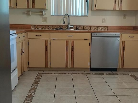 5th image of 31 Lakepoint Cir