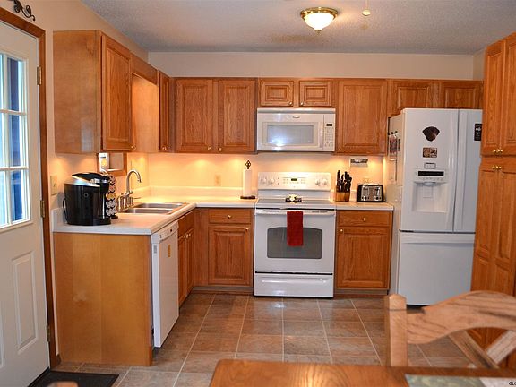 3rd image of 15 Devine Dr
