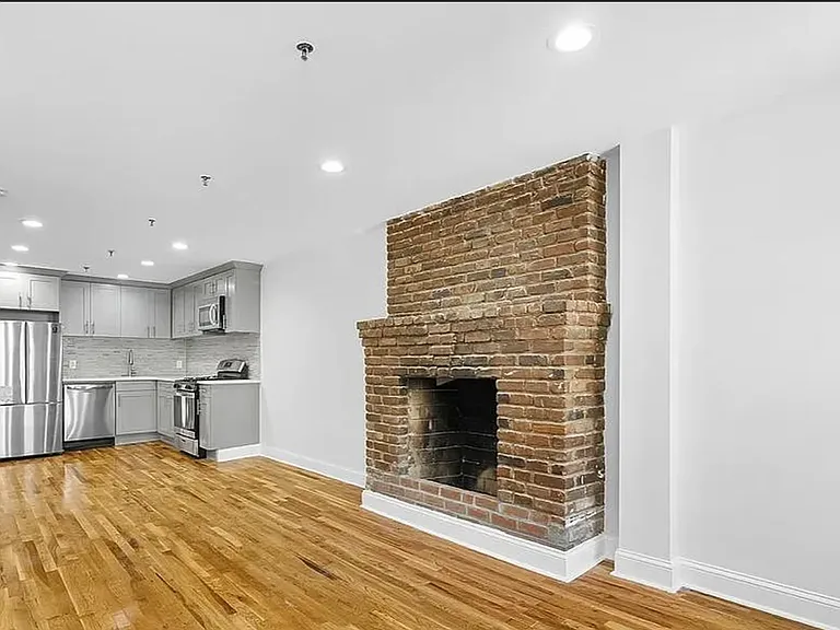 133 E 38th St #F — Photo 2