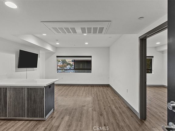 4th image of 178 N Alexandria Ave