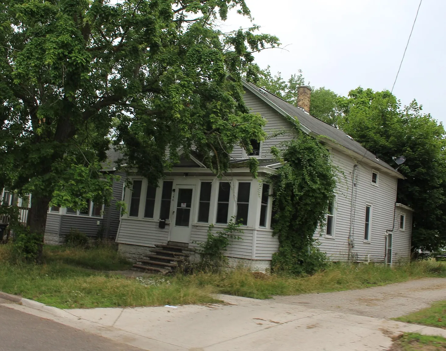 166 Mason Ave photo 1