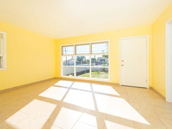 5th image of 745 Iona Dr