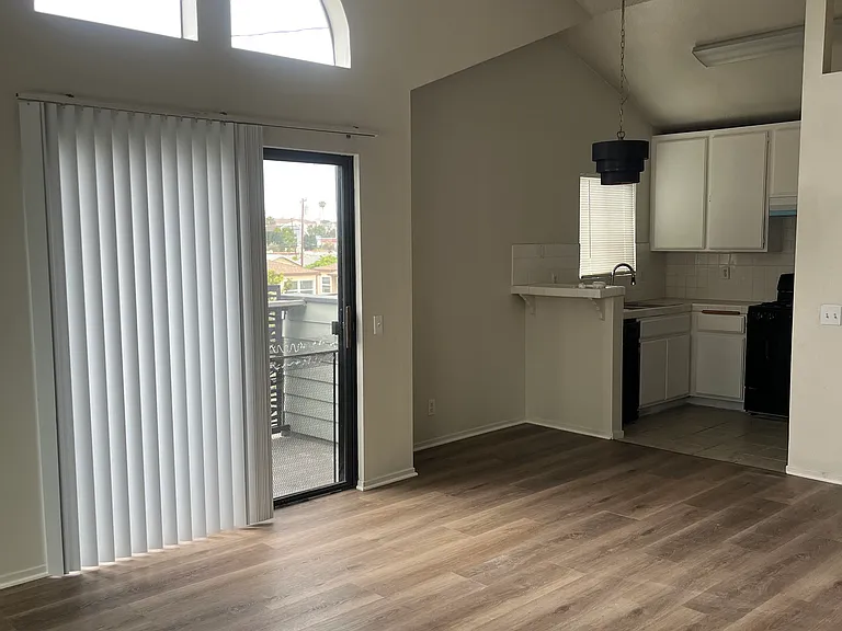1108 Termino Ave #301 — Photo 2