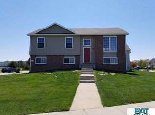 930 Lamont Dr, Lincoln, NE 68528