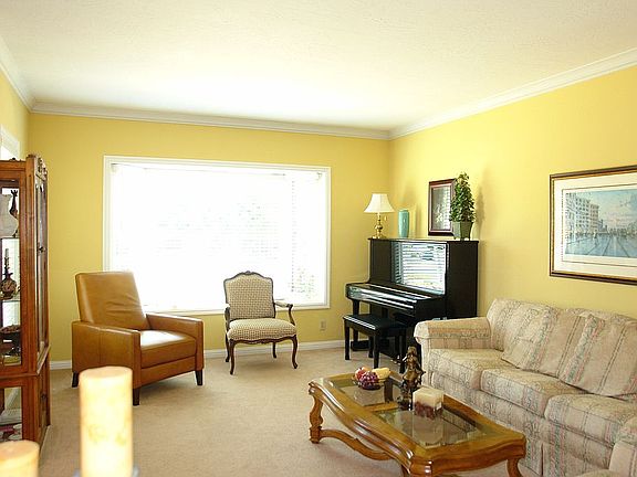 3rd image of 320 Salsbury Dr