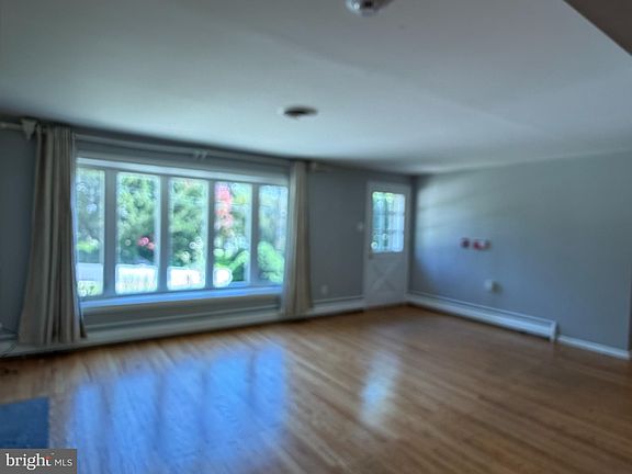 4th image of 319 Meetinghouse Ln