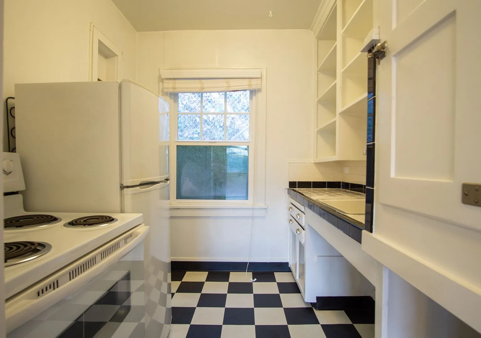 John's Landing Charmer: H/W Floors, Close to OHSU, Pet-Friendly! — Photo 1
