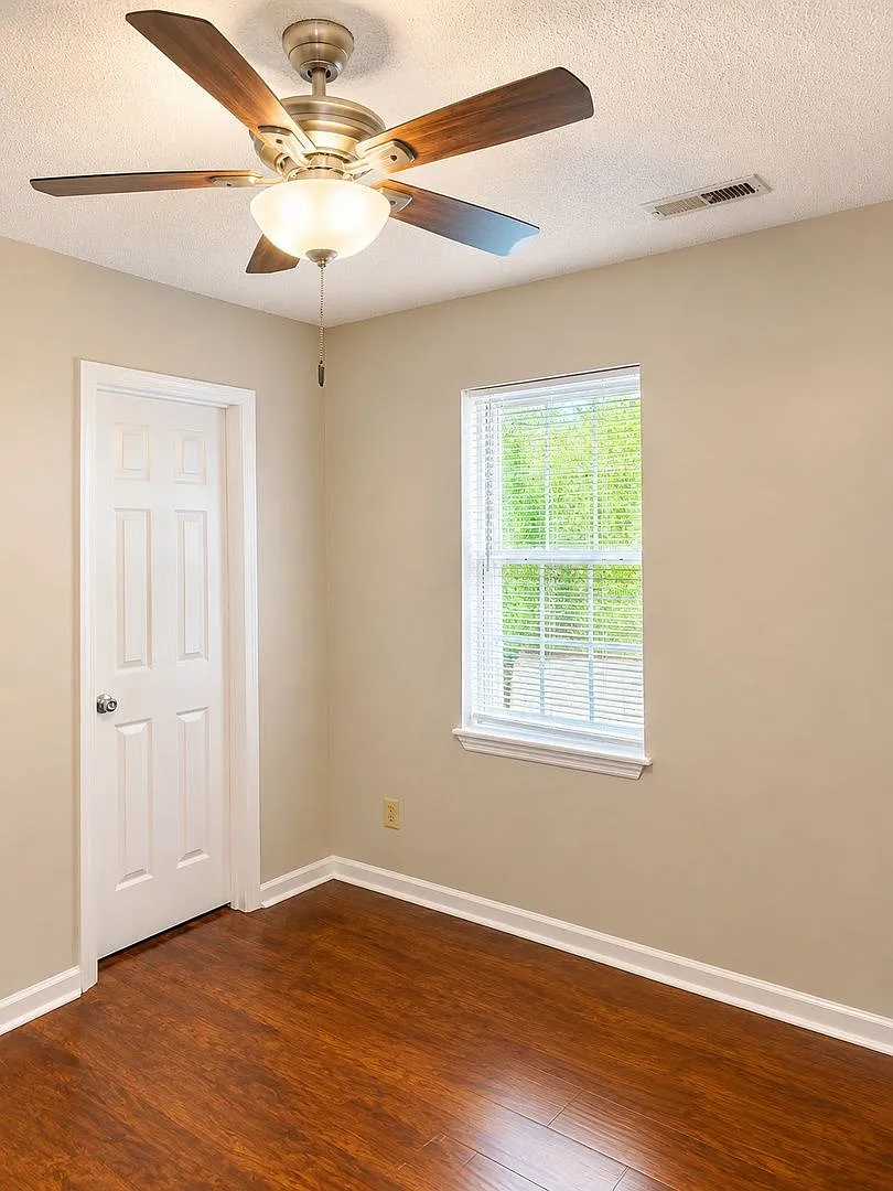 2 bed, 1.0 bath, 1660 sqft, $1,350 — Photo 4