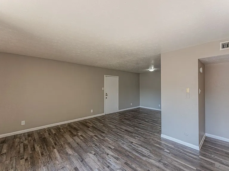 South Crest Apartments: All Bills Paid -Dazzling Dallas Apartments in Quiet Area! — Photo 73