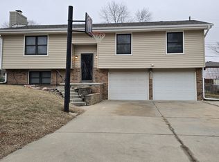 4923 Robin Dr, Bellevue, NE 68157