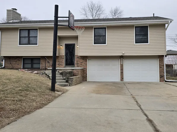 4923 Robin Dr, Bellevue, NE 68157