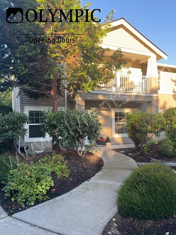 LVP flooring - 3 bdrm DuPont Condo, Low maintenance — Photo 1