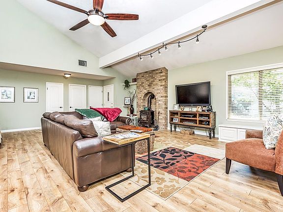 5th image of 2728 King Edward Dr