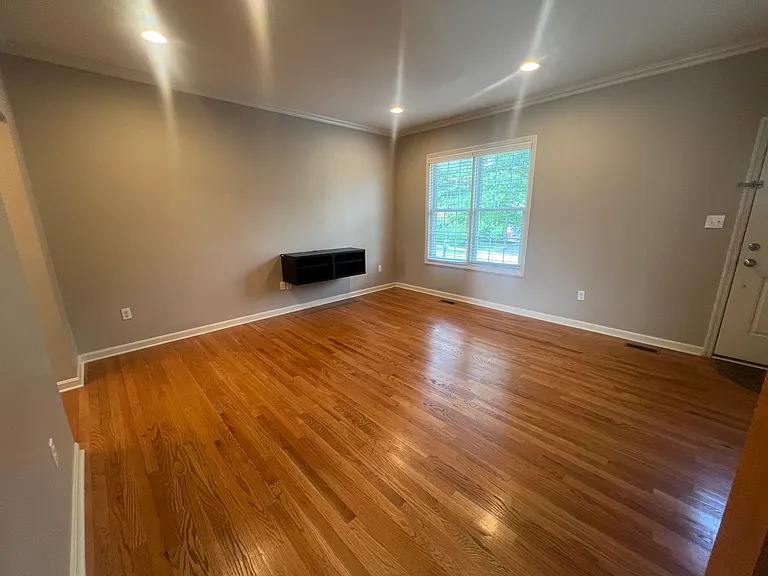 409 Marshall Heights Dr — Photo 2