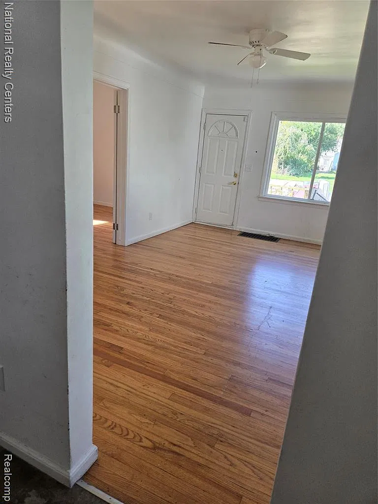 3 bed, 1.0 bath, 836 sqft, $1,200 — Photo 3